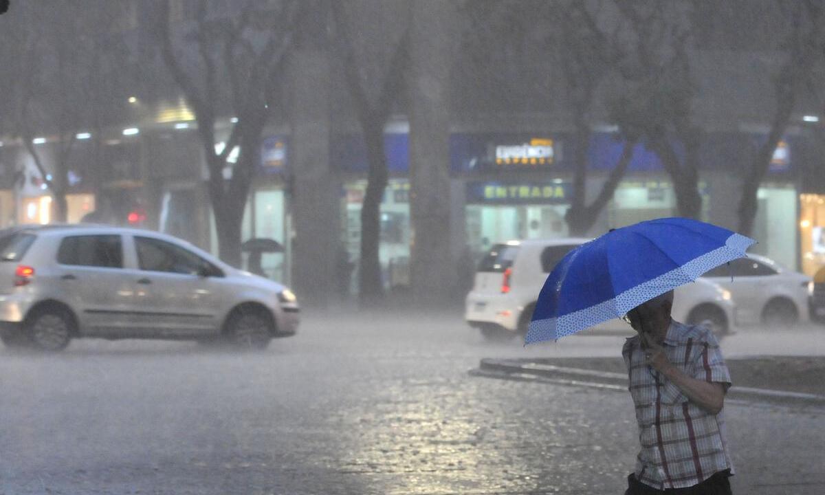 Chuva em MG: 653 cidades com alerta de granizo e ventos de até 100 km/h - Túlio Santos/EM/D.A Press