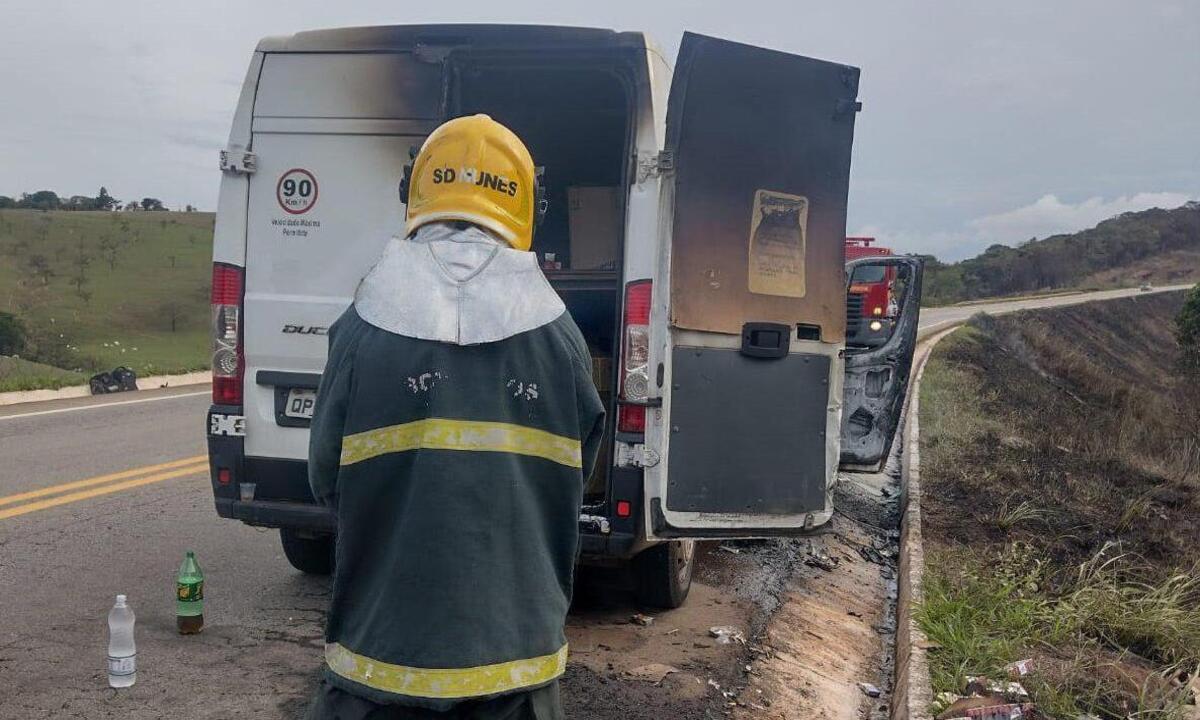 Vídeo: incêndio em van com cigarros mobiliza bombeiros em rodovia de Minas - Corpo de Bombeiros/Divulgação