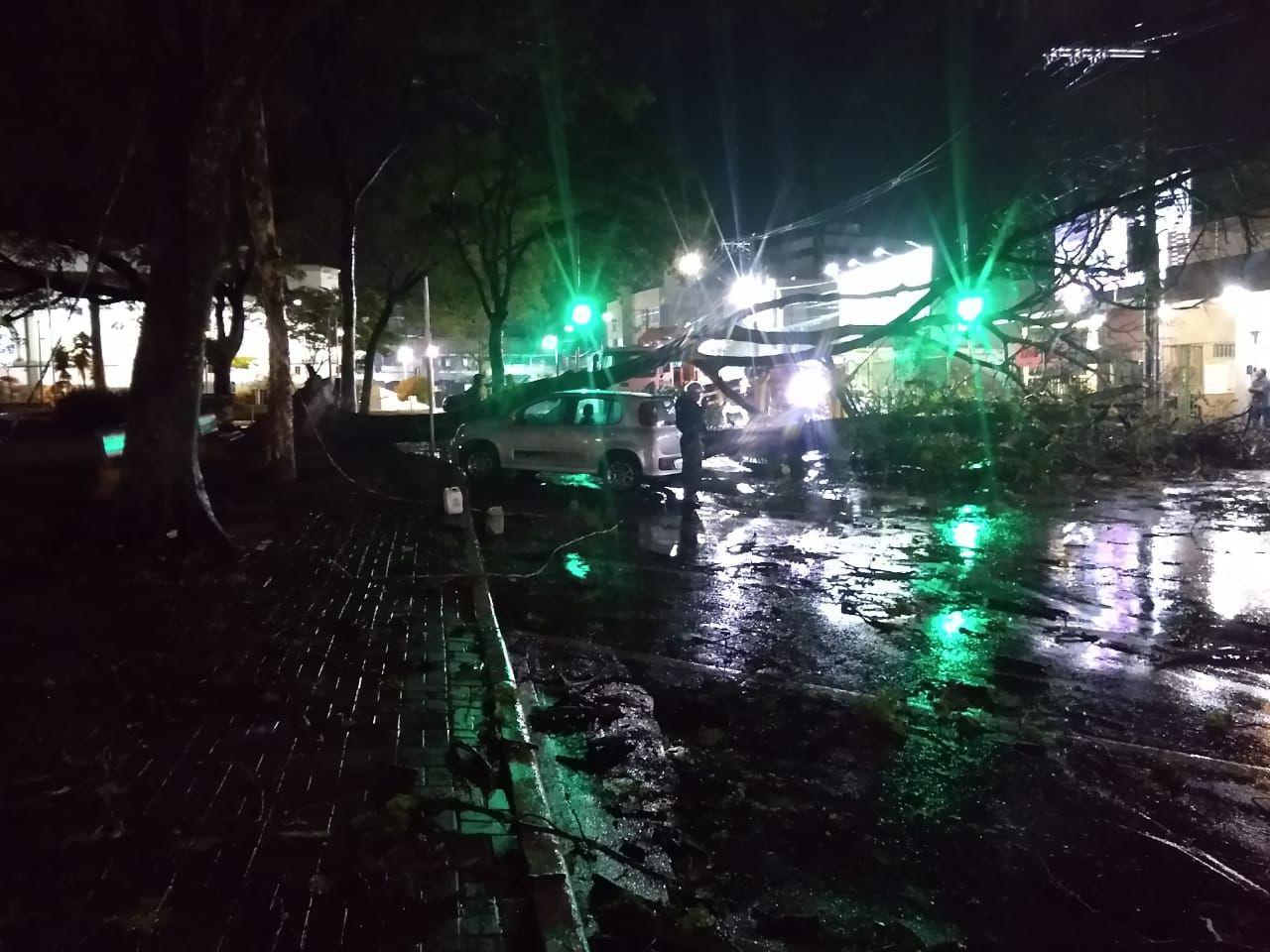 Chuva causa estragos e deixa pessoas ilhadas em Itaúna - Divulgação/ CBMMG